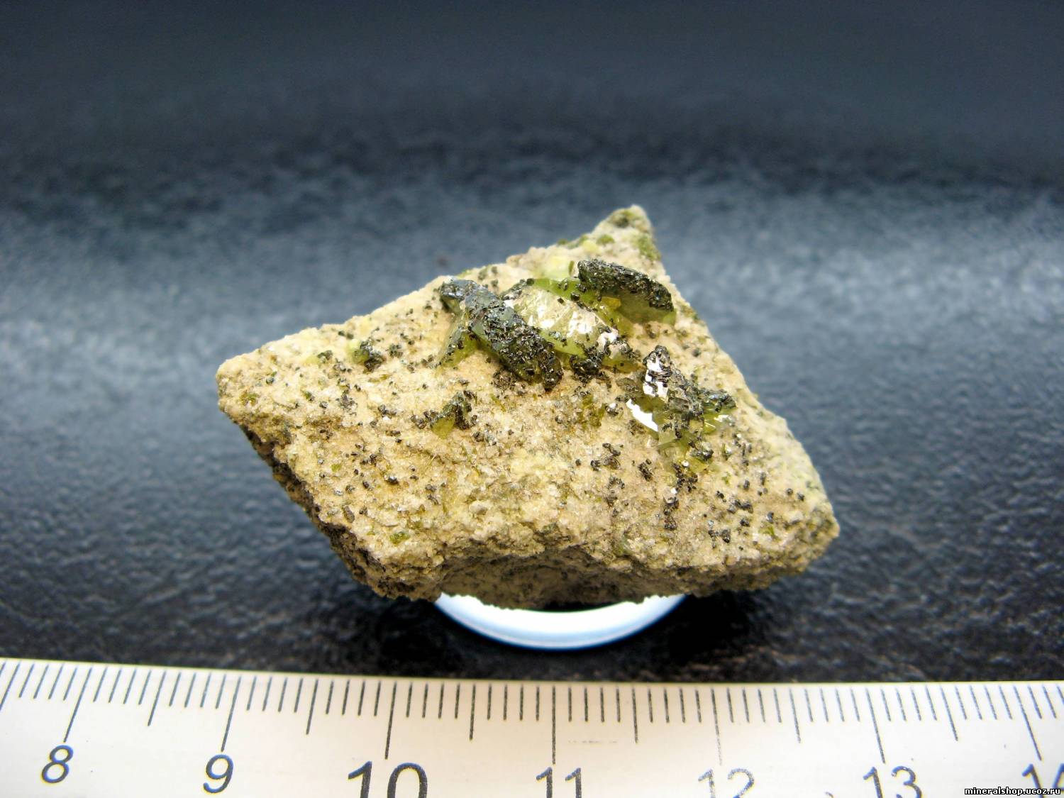 Титанит зелёный, хлорит (ГГ 657)
