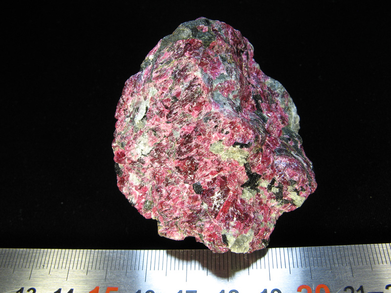 Эвдиалит (МХ 73) - 380 руб.