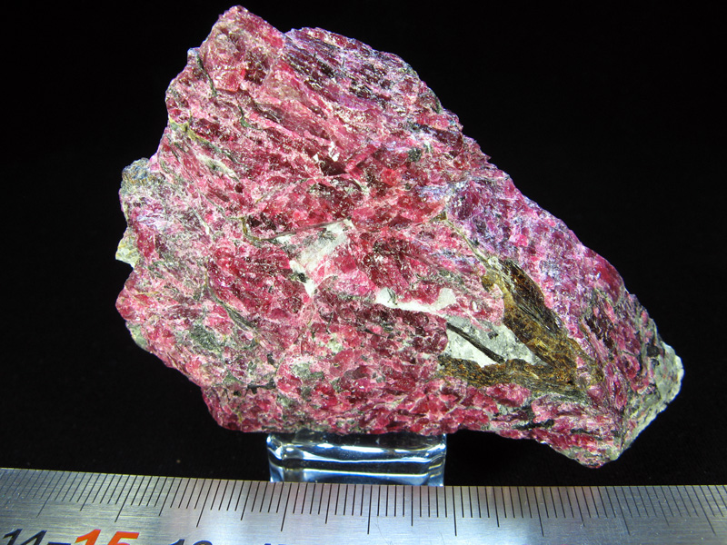 Эвдиалит (МХ 73) - 460 руб.