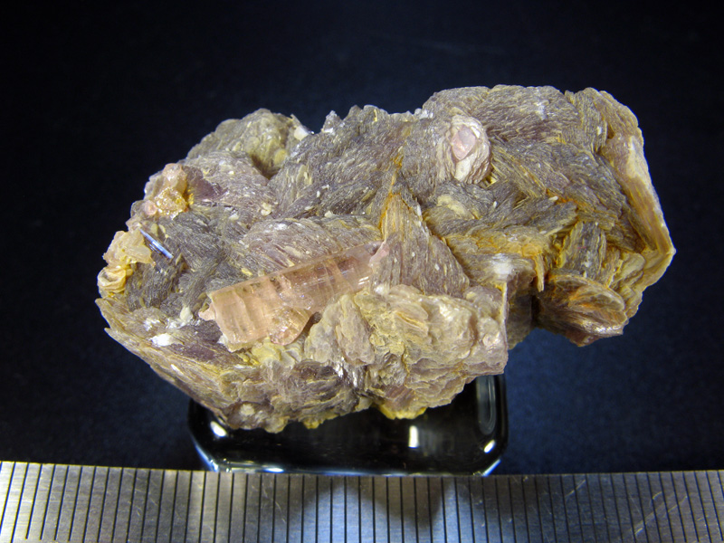 Рубеллит на кристаллах лепидолита (МЕ 224) - 1420 руб.