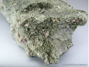 Диопсид полихромный на клинохлоре (МА 150)